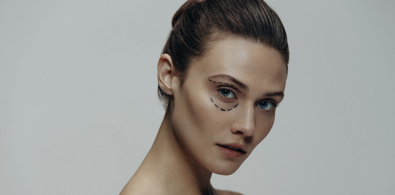 Ober- und Unterlidstraffung für frisches Aussehen Ober- und Unterlidstraffung für frisches Aussehen