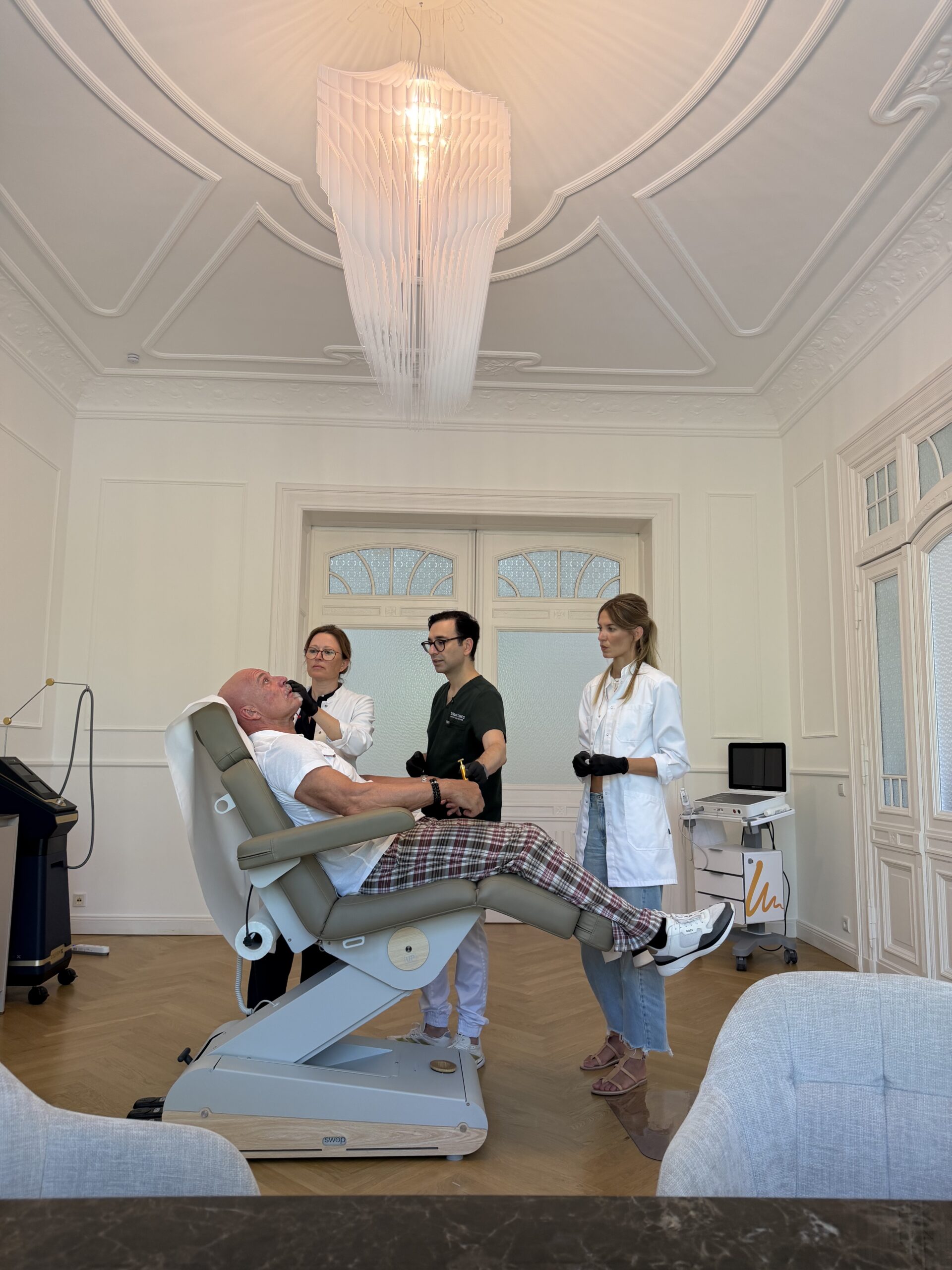 Schulungssituation im Behandlungsraum der Tutkun Clinics
