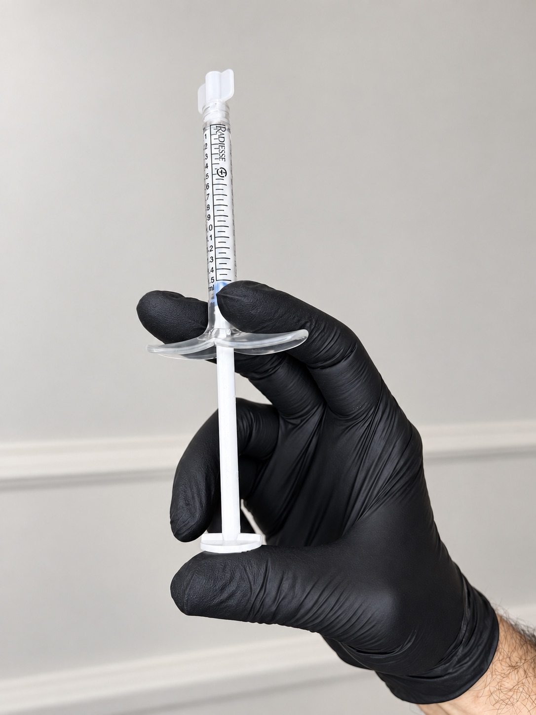 Vorbereitete Spritze für eine Radiesse-Behandlung