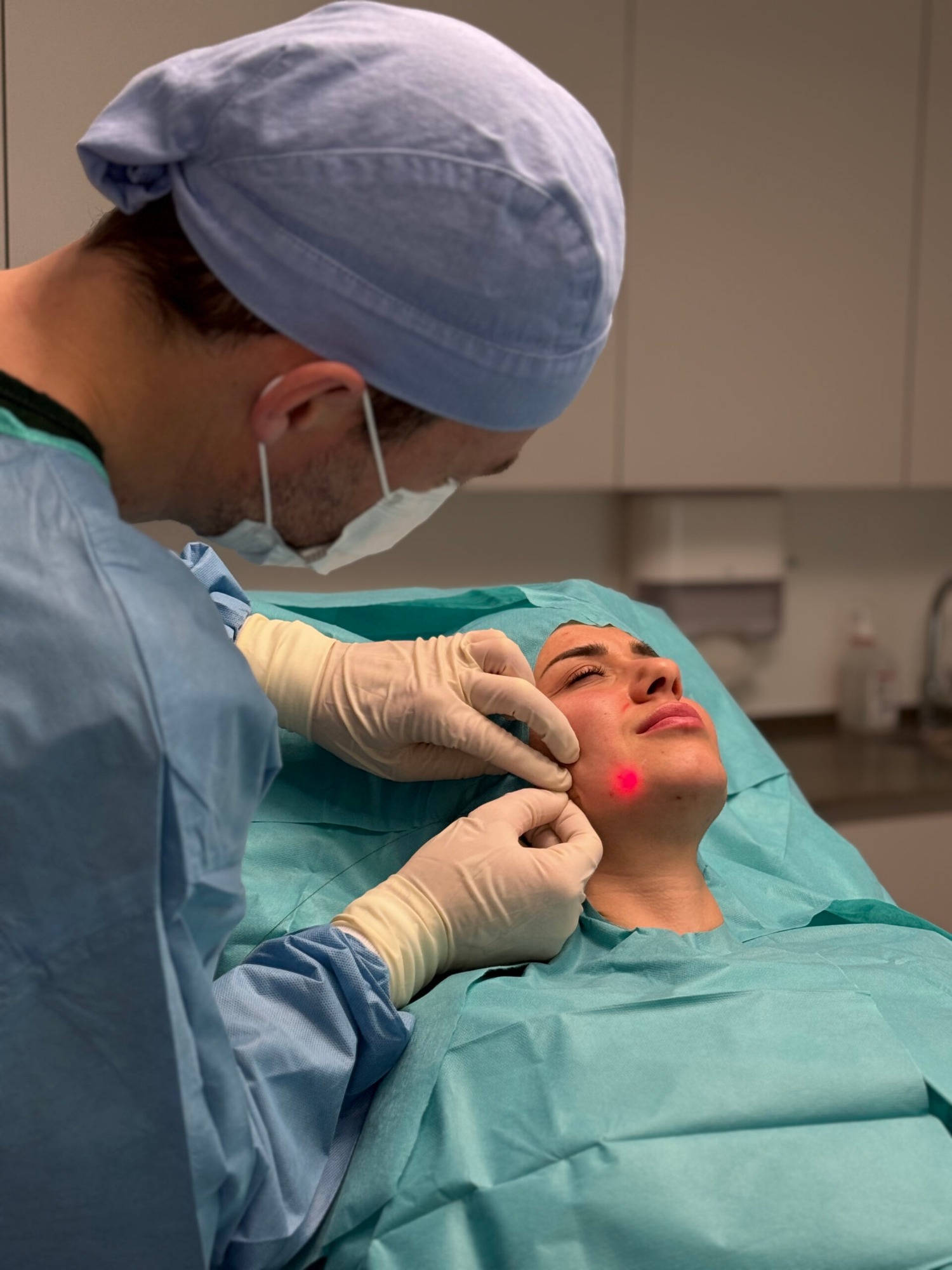 Behandlungsareal an der Wange wird vor der Endolift-Behandlung markiert