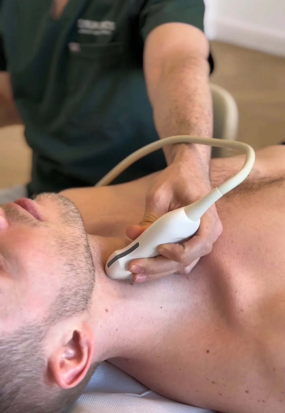 Ultraschalluntersuchung am Hals in den Tutkun Clinics in Berlin