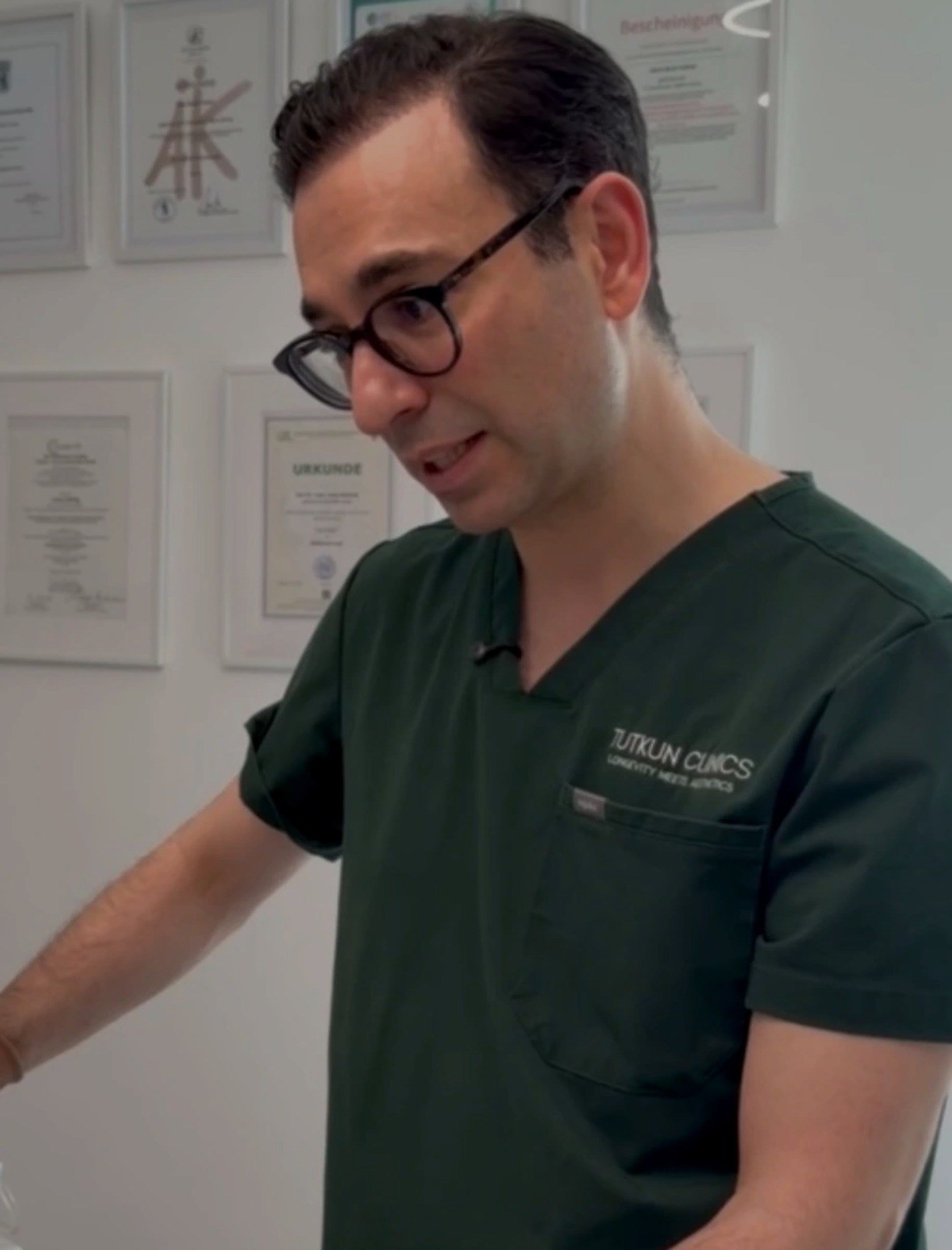 Baris Tutkun, Facharzt für Herzchirurgie und Gefäßchirurgie, im Beratungsgespräch bei Tutkun Clinics in Berlin